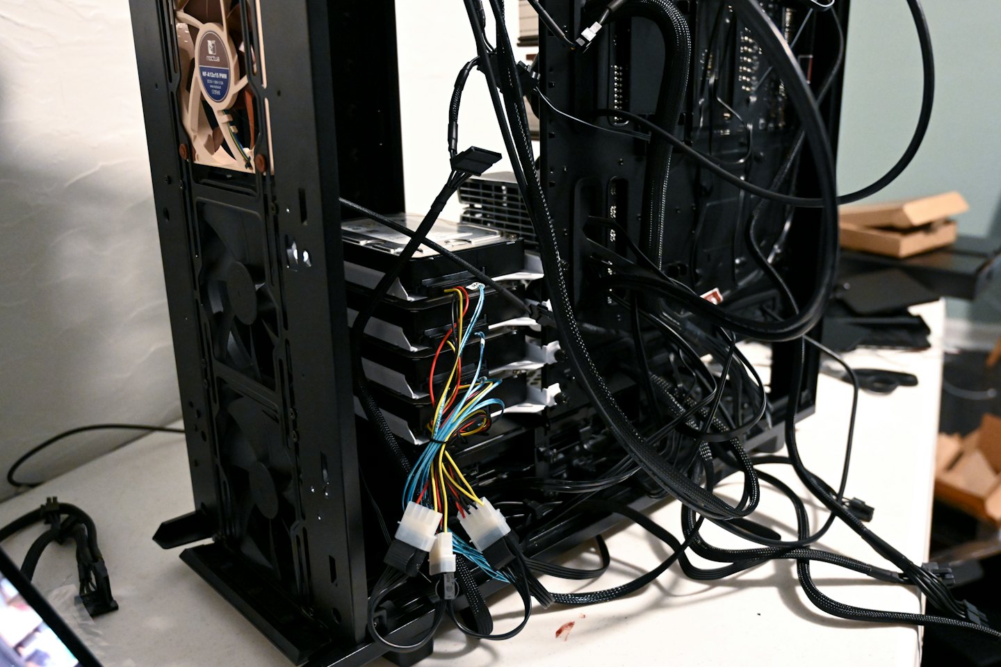 Servidor de computadora con discos duros apilados y cables enredados.